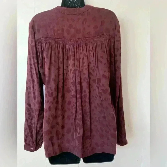 Cloth & Stone Women's Sz M Long Sleeve V Button Neck Maroon Leopard Blouse - Picture 2 of 4